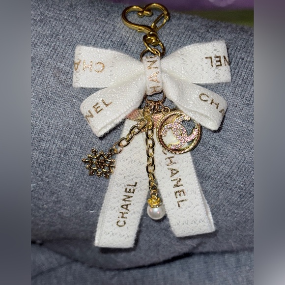 CHANEL beauty Gold Heart and snowflake Key Chain/bag charm - Picture 6 of 7